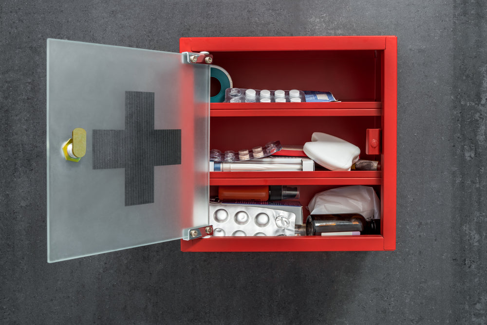 Botiquín doméstico con medicamentos almacenados correctamente para conservar su eficacia, siguiendo recomendaciones de almacenamiento seguro.